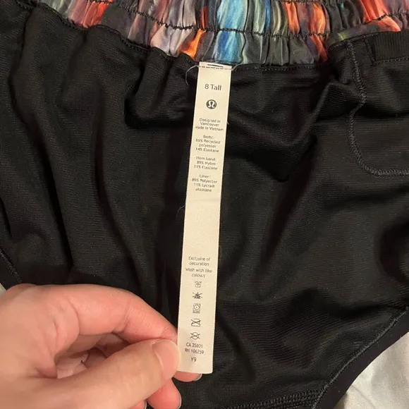 Lululemon Hotty Hot Short II *Long 4&quot; in Chroma Fusion Multi / Black Size 8