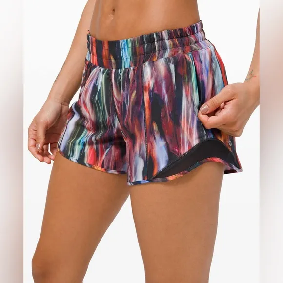 Lululemon Hotty Hot Short II *Long 4&quot; in Chroma Fusion Multi / Black Size 8
