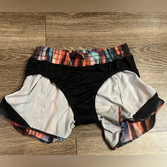 Lululemon Hotty Hot Short II *Long 4&quot; in Chroma Fusion Multi / Black Size 8