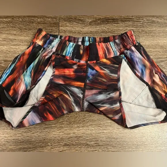 Lululemon Hotty Hot Short II *Long 4&quot; in Chroma Fusion Multi / Black Size 8