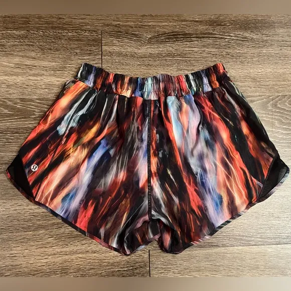 Lululemon Hotty Hot Short II *Long 4&quot; in Chroma Fusion Multi / Black Size 8
