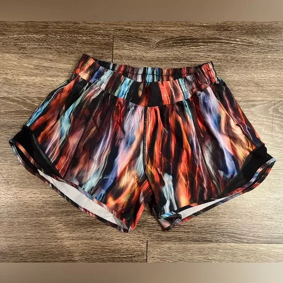 Lululemon Hotty Hot Short II *Long 4&quot; in Chroma Fusion Multi / Black Size 8