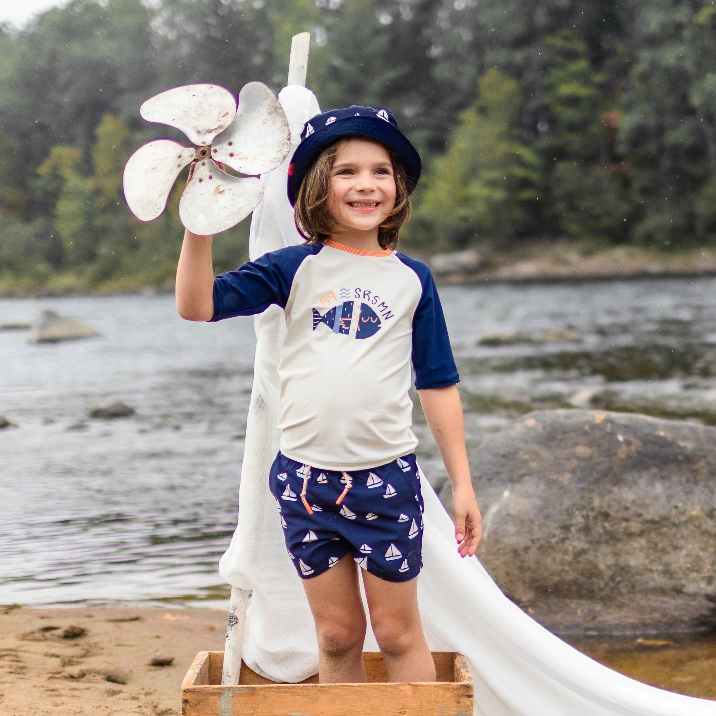 Short de bain marine à motif de voiliers, enfant || Navy swimming short with sailboat print, child