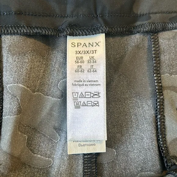 Spanx 3X Shorts 6” Sunshine Shorts in Black Camo NWT