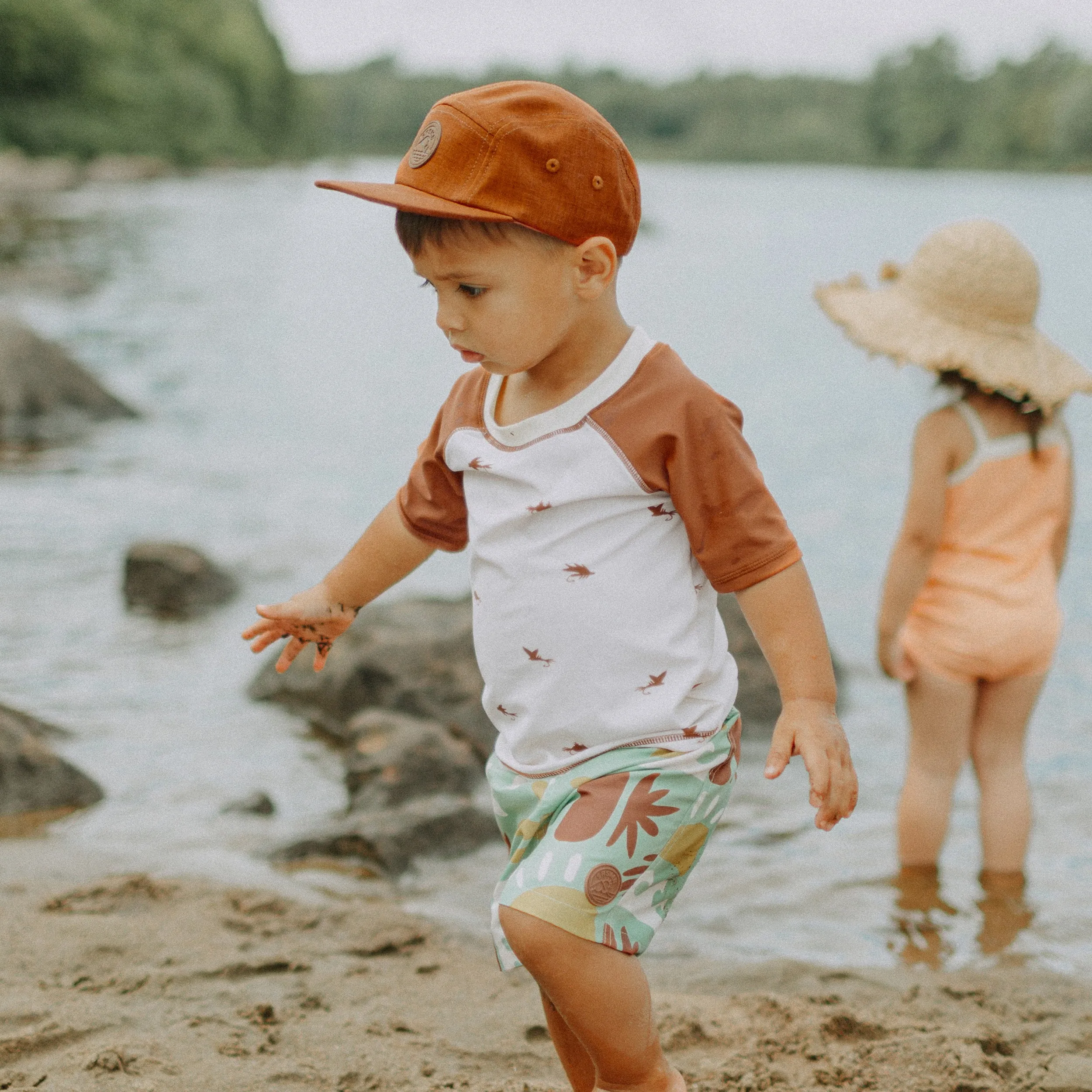 T-shirt de bain beige avec manches aux coudes brunes, bébé || Beige bathing t-shirt with brown elbow sleeves, baby