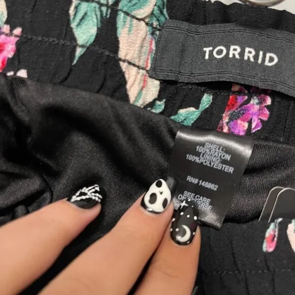 Torrid Womens NWT Black Floral Pockets Ruffle 5 Inch Gauze High-Rise Shorts 2X